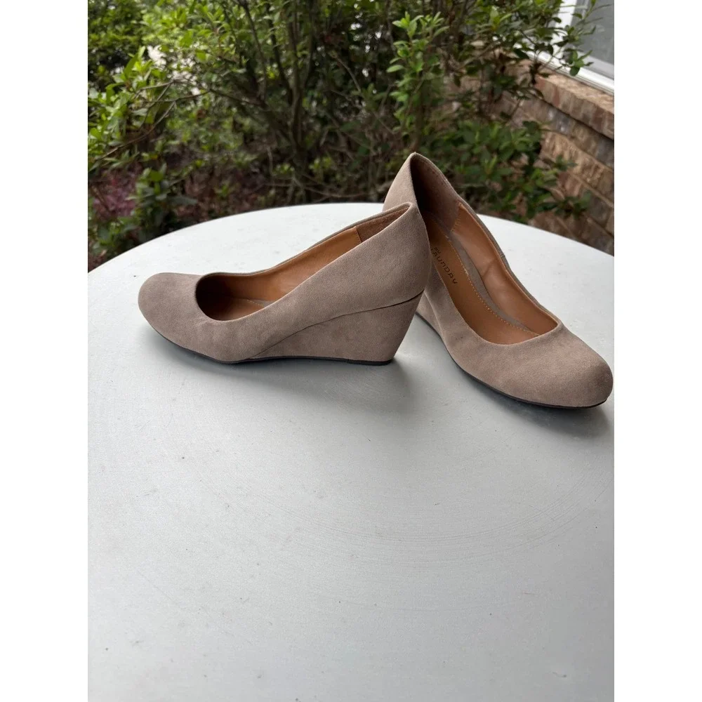 CL by Laundry Womens‎ Taupe Faux Suede Wedge Pumps Almond Toe Size 6M Business